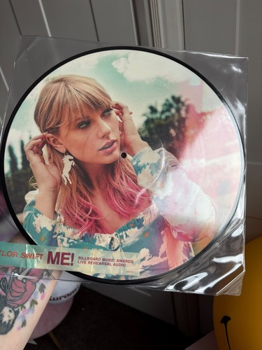 Taylor swift billboard - swift, me!
